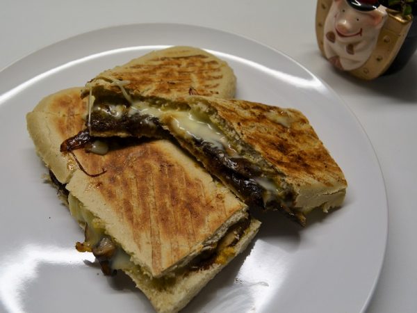 Panini mit Raclettekäse und karamellisierten Zwiebeln Panini mit Raclettekäse und karamellisierten Zwiebeln